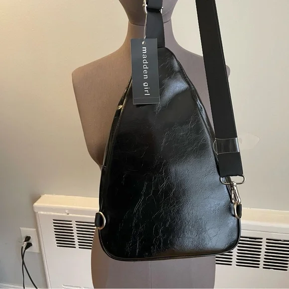 Madden girl black sling bag with adjustable strap - Picture 4 of 6